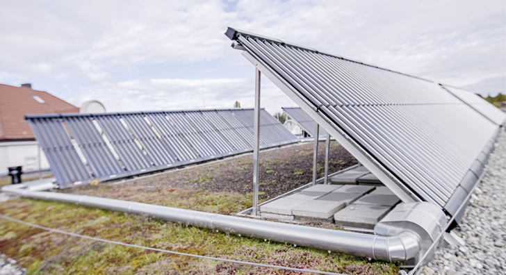 Vakuumröhrenkollektoren bieten sich an, wenn höhere flächenbezogene Energieerträge gefordert sind. Sie funktionieren selbst bei geringer Sonneneinstrahlung. - © Buderus
