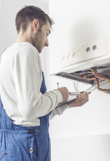 Ein Fachhandwerker, der die zu ­untersuchende ­Heizanlage das erste Mal sieht, muss sich selbst erst einmal einen Überblick verschaffen. ­Problematisch kann sein, dass es keine Unterlagen zur Anlage, zur Bedienung der Regelung etc. gibt und der Eigentümer die Historie der ­Anlage nicht kennt, weil er das Haus z. B. mit der ­Heizung gekauft hat.