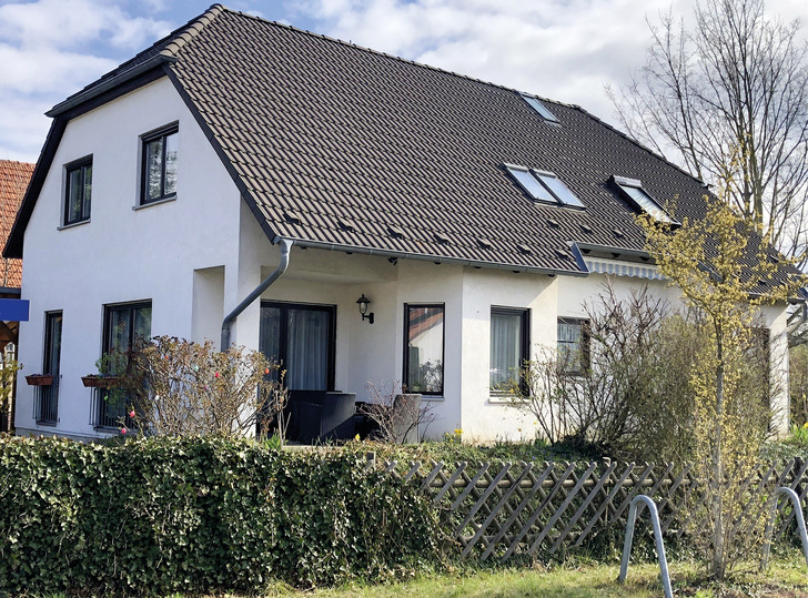 Wie verhält sich eine berechnete JAZ unter realen Bedingungen? Der Autor ist der Sache nachgegangen, die Basis: ein reales Beispielgebäude und das selbe Haus in der Auslegungssoftware ZVPlan.