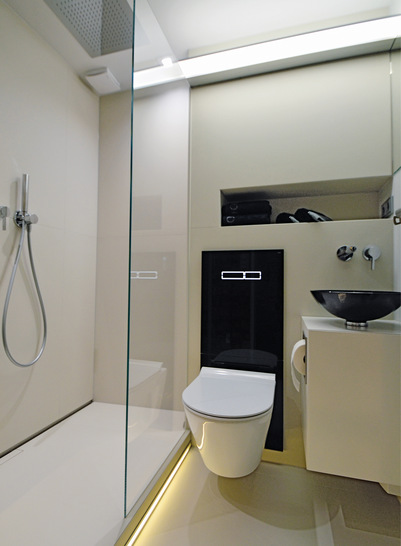 Der Zuschnitt des Gäste-­WCs bot sich an, die linke Raumhälfte mit einer großzügigen Duschzone zu belegen und den eigentlichen Bereich für die Gäste hinsichtlich des Platzbedarfs auf ein Minimum zu reduzieren. - © Bild: Stark / Müller Verlag
