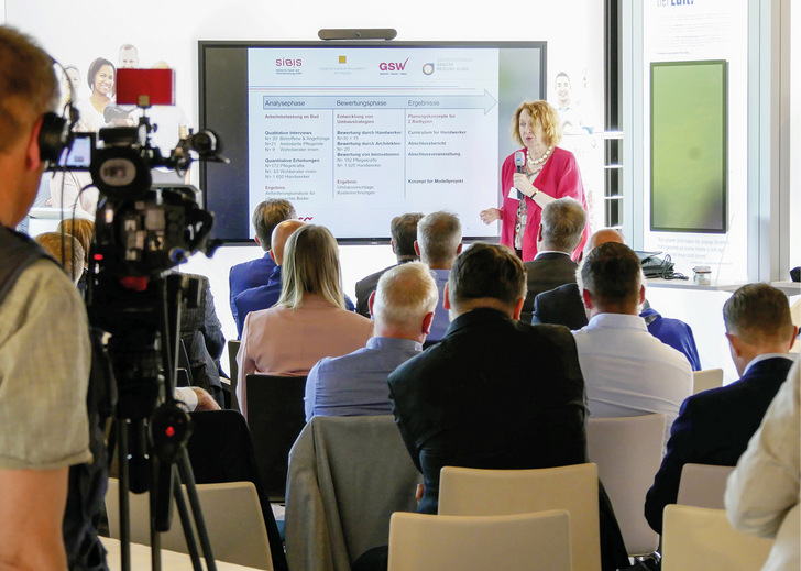 Professionelle Ermittlung von Fakten für das Forschungsprojekt: Dr. Sibylle Meyer (Sibis Institut) erläuterte, wie Handwerker, Industrievertreter, Architekten und ­Planer sowie Pflegekräfte und pflegende Angehörige an der Studie mitgewirkt haben. - © Bild: SBZ / Dietrich
