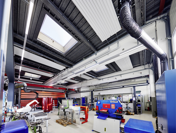 In der vielfältig genutzten Werkstatt des E-Werks Mittelbaden in Offenburg wurde das Heizsystem grundlegend erneuert. Mehr Komfort für die Mitarbeitenden und höhere Energieeffizienz waren zwei zentrale Beweggründe für die Sanierung.