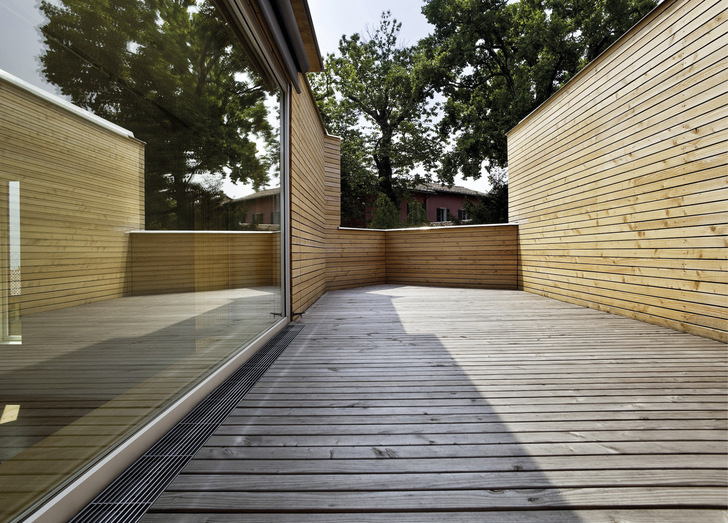 Großflächige, bis an den Boden reichende Öffnungen im Gebäudekörper sind entwässerungstechnisch betrachtet ein potenzieller Risikofaktor für Wasserschäden.