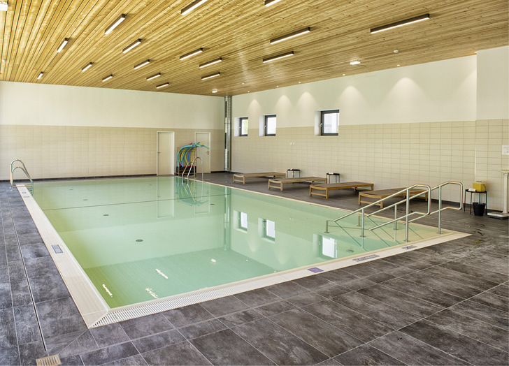 Bei der Neugestaltung des Schwimmbads wurde gezielt auf Naturmaterialien wie Stein und Lärchenholz gesetzt.