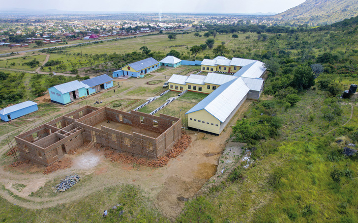 Lernort: Schulgebäude, Werkstätten und Internat sind von kargem Land umgeben – noch. Bildung ist der Schlüssel, um den Menschen in Chala eine Zukunft zu eröffnen. - © Bild: elimu4afrika.com
