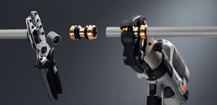 Bei der Installation und Inbetriebnahme hat es der Fachhandwerker im wahrsten Sinne des Wortes selbst in der Hand, wie hygienisch die Trinkwasser-Installation nach der bedarfsgerechten Auslegung tatsächlich wird. - © Bild: Viega
 Bei der Installation und Inbetriebnahme hat es der Fachhandwerker im wahrsten Sinne des Wortes selbst in der Hand, wie hygienisch die Trinkwasser-Installation nach der bedarfsgerechten Auslegung tatsächlich wird.