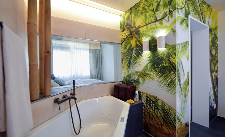 Die Whirlwanne verwöhnt nicht nur mit „Jacuzzidüsen“, sondern auch mit eingelassenen Massagedüsen im Wirbelsäulen- und Fußbereich. Die wedelnden Palmblätter, Sonne, Wasser und der Sandstrand katapultieren den Betrachter direkt in ein wunderbar leichtes Urlaubsambiente.