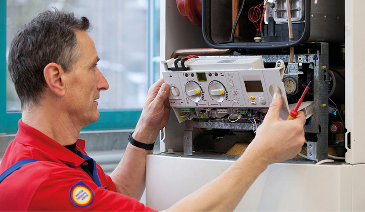 Ein Fachmann für jede Gasheizung: In den nächsten zwei Jahren soll zumindest eine definierte Sichtprüfung vorgenommen werden. Die vom ZVSHK entwickelten Leistungen eines Heizungs-Checks (gemäß DIN EN 15378) gehen allerdings darüber hinaus.