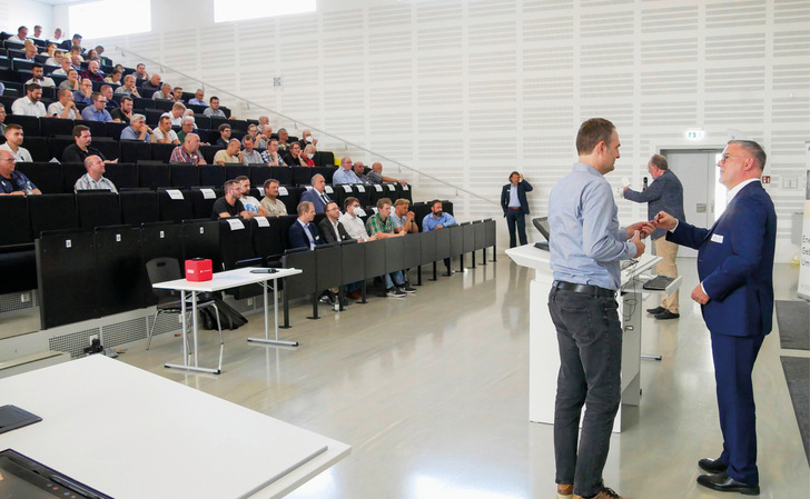 Tagung im Audimax der Burgsteinfurter Fachhochschule: Nach langer Pandemiepause konnten sich Sanitärfachleute erneut zu Themen rund ums Trinkwasser und zur Entwässerungstechnik austauschen. - © Bild: SBZ / Dietrich
