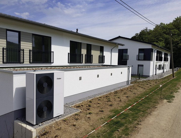 Wärmepumpen, hier eine Luft-Wasser-Ausführung, werden künftig als Wärmeerzeuger bestimmend – mit einer ebenso effizienten Wärmeverteilung über Flächentemperiersysteme.