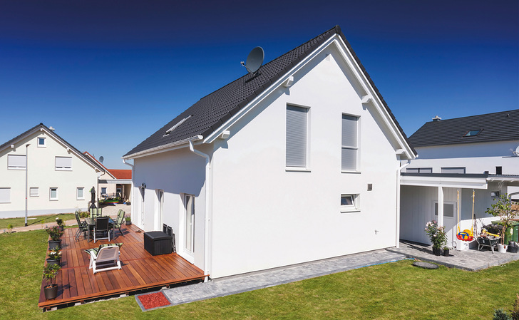 Eine Sole-Wärmepumpe mit Erdabsorbern von Multi-Q verbaut in einem typischen Einfamilienhaus mit 8,0 kW Heizleistung und 16 000 kWh/a Wärmebedarf. Die Zusatzinvestition ist über die Nutzungsdauer von 20 Jahren fast 30 000 Euro günstiger als eine Luft/Wasser-Wärmepumpe.