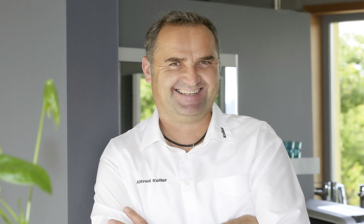 „Ich bin der Meinung, grundsätzlich kann die 4-Tage-Woche jedes Ha﻿ndwerk von ­unseren über 130 Berufen ­umsetzen.“ 
SHK-Unternehmer Alfred Keller