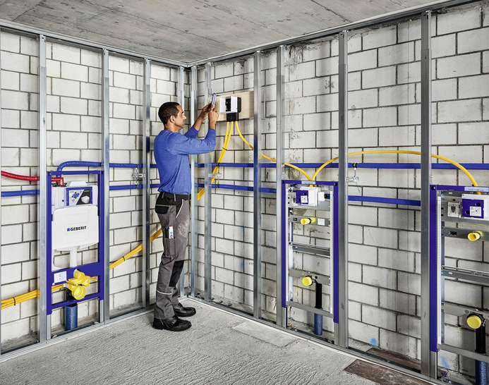 Modernes, generationengerechtes Komplettbad: Dafür sollten in der Vorwand Sanitär und Elektro eine gut aufeinander abgestimmte Verbindung eingehen.