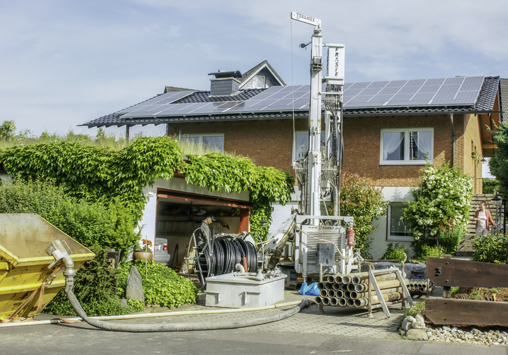 Erdwärmesonden haben ihre Tücken, ob als Einzelsonde für das Ein- und Mehrfamilienhaus, als Erdsondenfeld nur zum Heizen oder als komplexes geothermisches System zum Heizen, Kühlen und zur saisonalen Energiespeicherung.