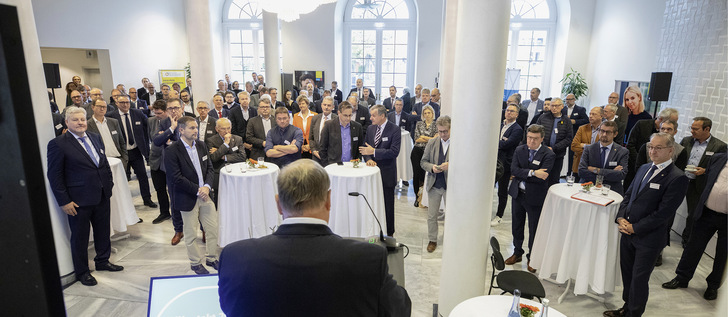 Nicht nur Landtagsabgeordnete der Grünen, von CDU, SPD und FDP hatten den Weg in das „Neue Schloss“ in Stuttgart gefunden, sondern auch Parlamentarische Berater, Vertreter der Landesministerien, von Berufsorganisationen, ­Schwester- und Dachverbänden, von Herstellern und Großhandel, der Energiewirtschaft und aus dem Bildungsbereich.