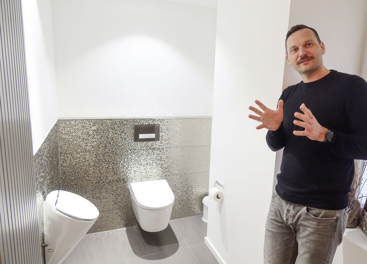 Die Kundentoilette nutzt Alexander Fritz, um Dusch-WCs zu erklären. Interessierte dürfen gerne in aller Ruhe Probe sitzen.