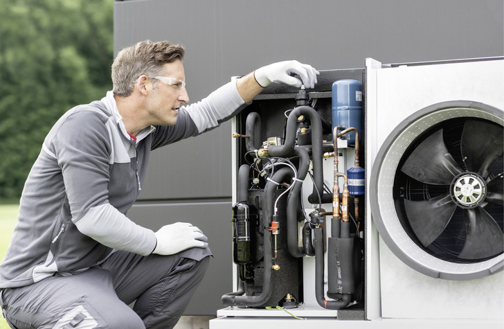 Der Ausgangspunkt für die Wartung ist die Inspektion der Wärmepumpenanlage. Die Wartung selbst besteht aus ­einem allgemeinen und einem spezifischen Teil. Letzterer ist abhängig von der jeweiligen Energiequelle.