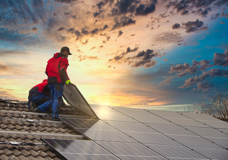 Viele Hauseigentümer kombinieren ihre Wärmepumpe inzwischen mit einer Photovoltaikanlage. Dies ist nicht nur gut für den Klimaschutz, sondern angesichts der hohen Strompreise auch wirtschaftlich sinnvoll. Zudem werden die Energienetze entlastet. - © Bild: mmphoto - stock.adobe.com
