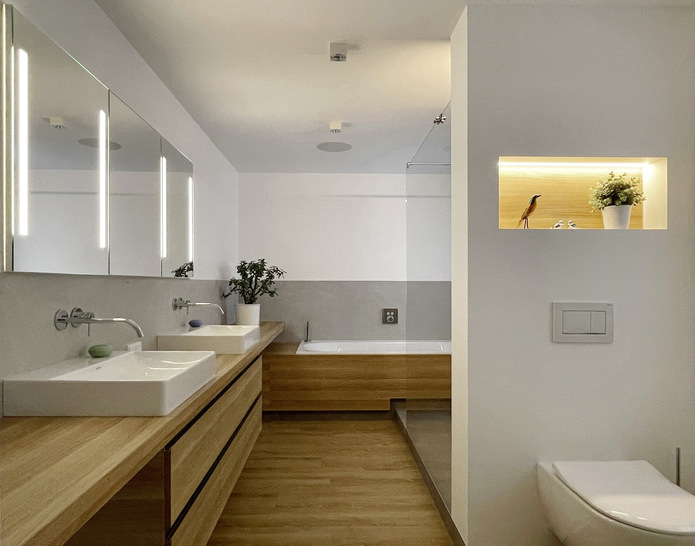 Zur Strukturierung des Raumes wurde eine Wandscheibe quer zur Außenwand gestellt. Von einer Seite ist dort die Duscharmatur eingebaut, von der anderen Seite das WC-Untergestell.