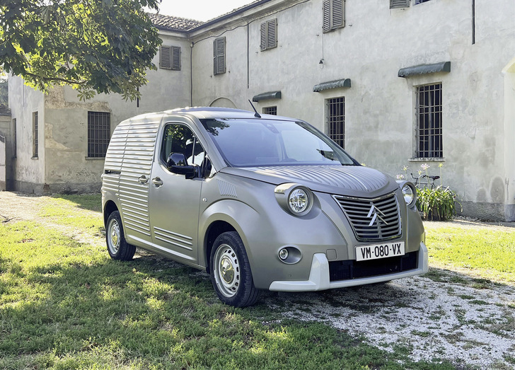 Vor allem die neue Kunststofffront verändert das Erscheinungsbild des Berlingo grundlegend und nimmt Bezug auf den Citroën 2CV der 1950er-Jahre.