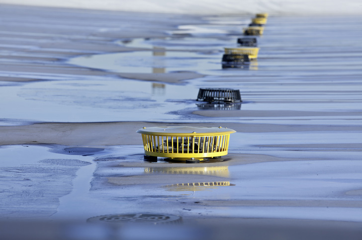 Das auf Niederschlagsflächen anfallende Regenwasser muss planmäßig und kontrolliert abgeleitet werden.