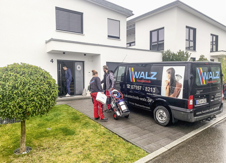 Ein kompaktes, mobiles Gerät zur Heizungswasseraufbereitung und einen Koffer mit Messgeräten zur Kontrolle 
der Wasserqualität – mehr braucht der SHK-Fachbetrieb Walz nicht im Einfamilienhaus in Esslingen. - © Bild: Orben
