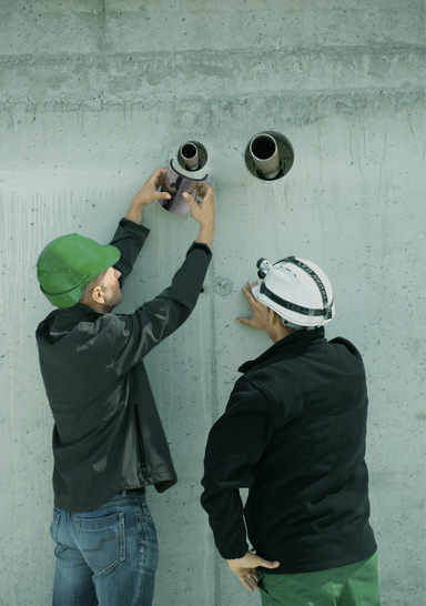 Leitungsanlagen müssen nicht nur bei Durchdringungen von Massivwänden, sondern auch von Installationsschächten aus Leichtbauwänden brandschutztechnisch regelgerecht abgeschottet werden. - © Bild: Walraven
