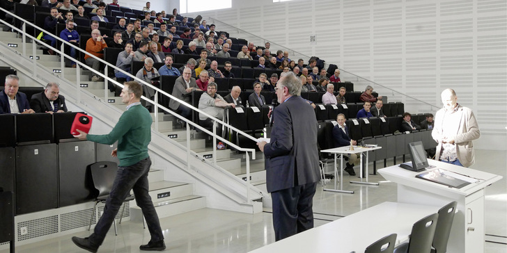 Tagung im Audimax der Burgsteinfurter Fachhochschule: Wichtige Neuerungen der Trinkwasserverordnung 2023 gehörten zu den Themen des traditionellen Sanitärsymposiums. - © Bild: SBZ / Dietrich
