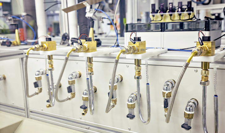 Produkte werden im Labor aufwendigen Langzeittests unterzogen, um eine lange Haltbarkeit zu gewährleisten (im Bild: ein Grohe-Labor). Somit müssen weniger Rohstoffe für neue Produkte abgebaut werden.