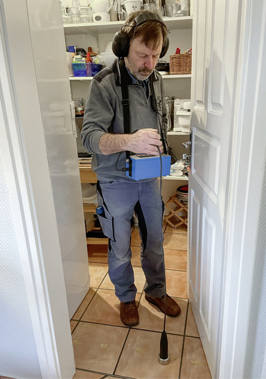 Gerhard Meyer hat sich im Laufe der Zeit auf sämtliche Aufgaben rund um Schäden an Gebäuden spezialisiert. Im Bild führt er eine akustische Wasserleckortung durch.