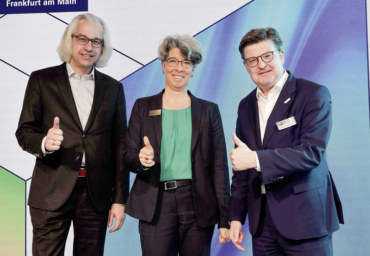 Daumen hoch (von links): Dr. Hans Henning, Hauptgeschäftsführer DG Haustechnik, Dr. Ines Prokop, ­Geschäftsführerin Bundesverband Bausoftware, Helmut Bramann, Hauptgeschäftsführer des ZVSHK. - © Bild: ZVSHK
