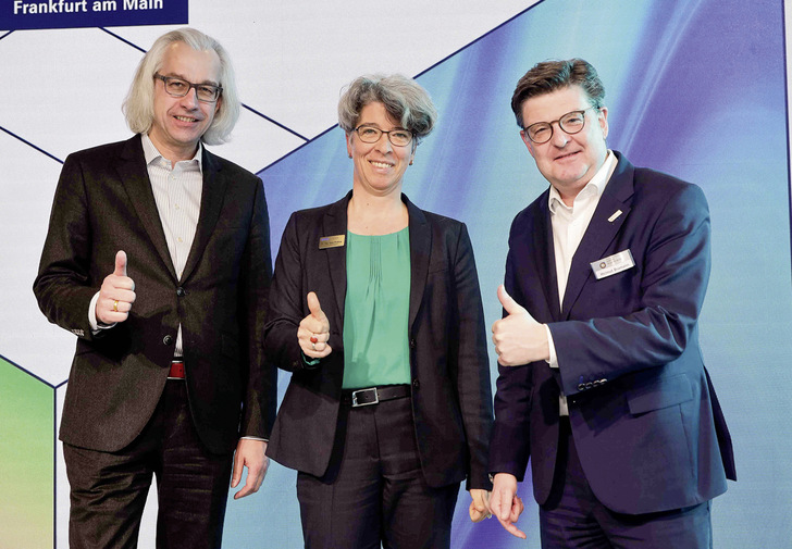 Daumen hoch (von links): Dr. Hans Henning, Hauptgeschäftsführer DG Haustechnik, Dr. Ines Prokop, ­Geschäftsführerin Bundesverband Bausoftware, Helmut Bramann, Hauptgeschäftsführer des ZVSHK.