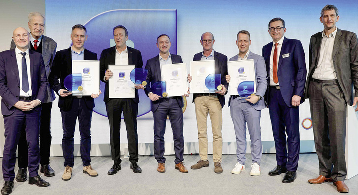Die Unternehmensvertreter der fünf ausgezeichneten Produkte, flankiert von Staatssekretär Dr. Rolf Bösinger und Henning Scherf sowie von Michael Hilpert und Mathias Knigge.