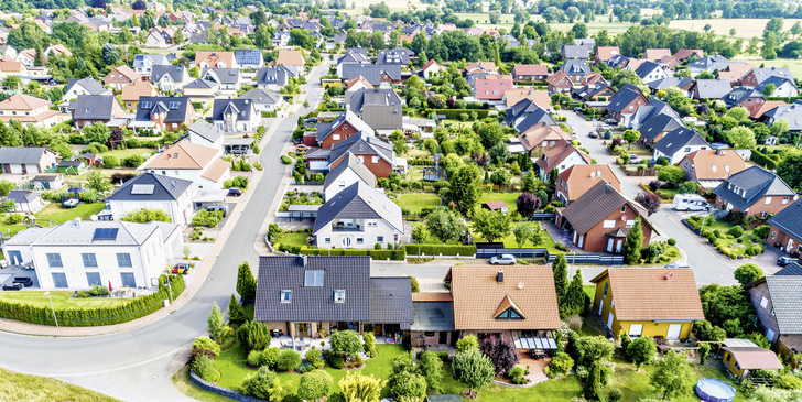  In den letzten Jahren sind erste kalte ­Nah­wärmenetze für Bestandsquartiere ­geplant und umgesetzt worden. Diese arbeiten mit ­Medientemperaturen von 5 bis 20 °C.