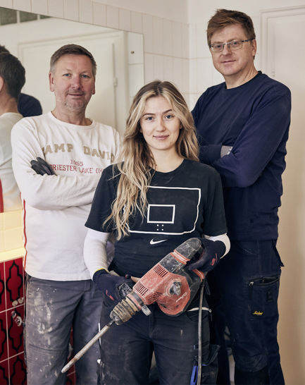 Seit Oktober 2022 zählt Theresa Schwegler zum Team von Gerog Reuss (rechts) und Mike Kreßmann. Auch wenn es auf der Baustelle durchaus mal etwas rauer zugeht, die Atmosphäre ist immer herzlich.