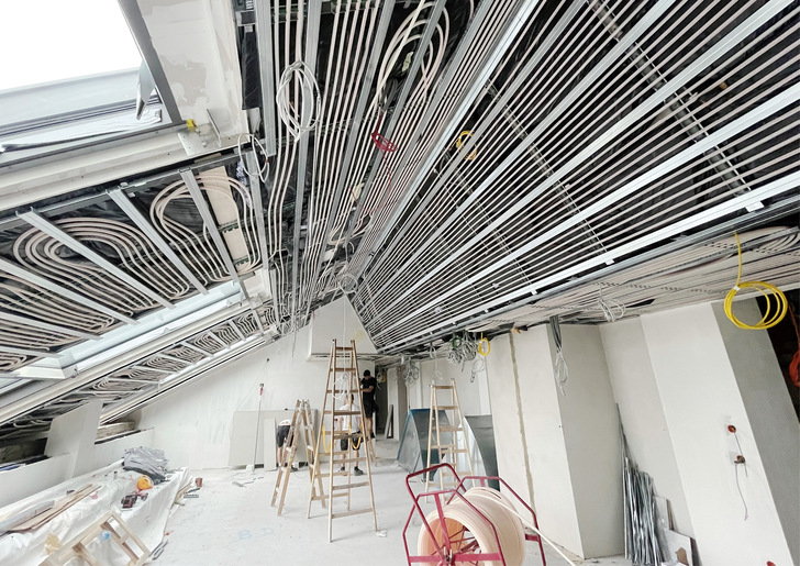 Beim Projekt in Wien kamen rund 2000 m² Komfortdecke ComfoTop mit endlos verlegten Roth-Systemrohren zum Einsatz. 
Die Installation der Systemrohre erfolgte kupplungsfrei an Befestigungsschienen im Verlegeabstand von 50 bis 100 mm. - © Bild: Ing. Konst GmbH
