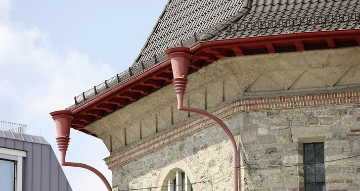 A Vorgehängte Dachrinne bei historischem Gebäude.