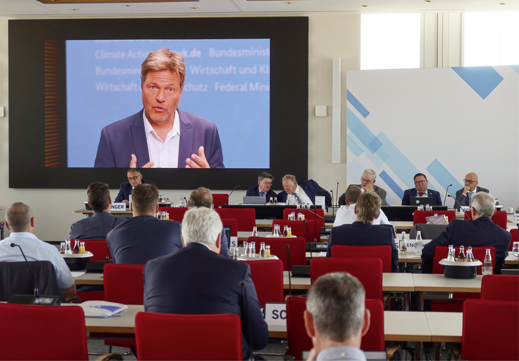 Robert Habeck, Verfechter einer zügigen Wärme- und Energiewende, richtete ein mehrminütiges Grußwort an die Delegierten des ZVSHK. Darin lobte er die konstruktive Arbeit der SHK-Organisation.