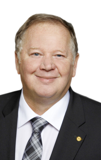 „Für einen großen Teil der Gymnasiallehrer ist alles, was nach dem Abitur nicht zum Studium führt, ein Misserfolg.“ 
Joachim Butz zum Thema Lehre mit Karriere