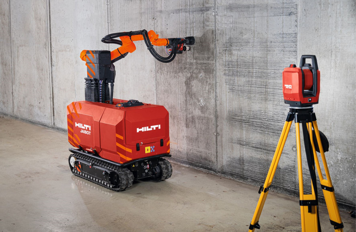 Moderne Roboter übernehmen Arbeiten, die Kraft erfordern. Das entlastet die Mitarbeiter. - © Bild: Hilti AG
