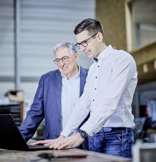 Vater und Sohn im ­durchdigitalisierten ­SHK-Betrieb Fritz: ­Karl-Hans Petersen-Fritz (links) und Christoph ­Petersen. - © Bild: Fritz GmbH & Co. KG
