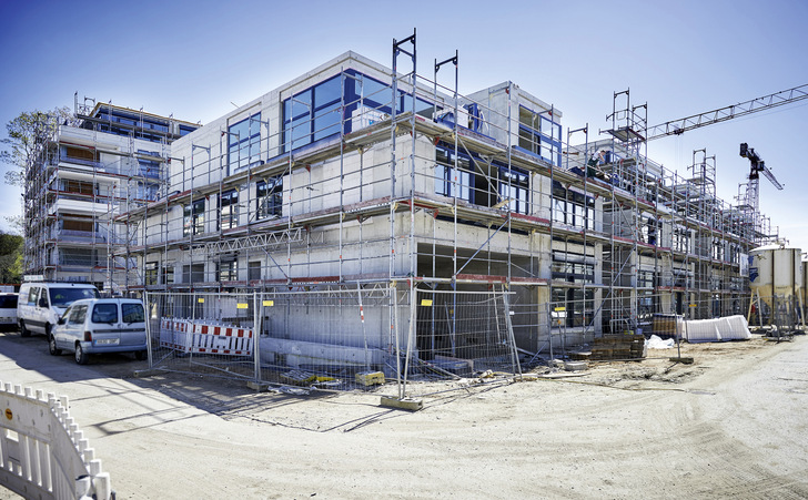 Insbesondere für größere Objekte, wie solche mehrgeschossigen Gebäude, werden zukünftig Strategien erforderlich sein, um Hygienerisiken durch zu hohe Systemtemperaturen bei Trinkwasser kalt abzuwenden.