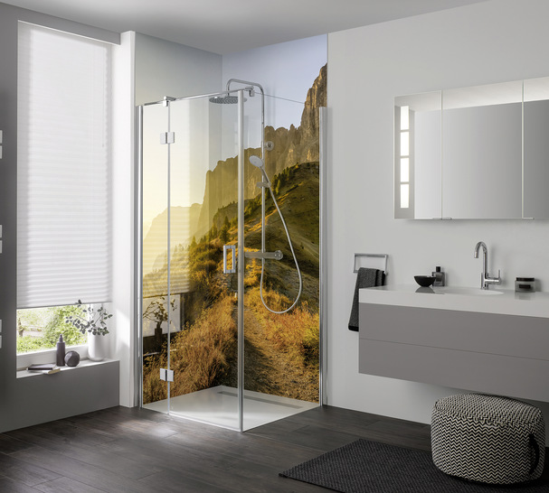 Praktisch und gleichzeitig ­attraktiv: die Duschrückwand Renodeco. Die Dolomitenlandschaft ist schöner anzusehen als alte Fliesen, andere ­Individualdrucke sind ebenfalls möglich.