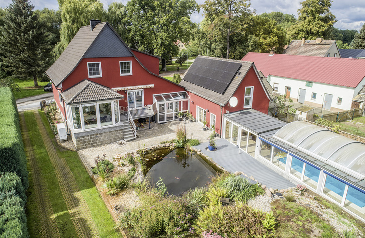 Das große Wohngebäude von Familie Richter steht im brandenburgischen Jannowitz und verfügt über Sauna, Pool, Carport und Teich.