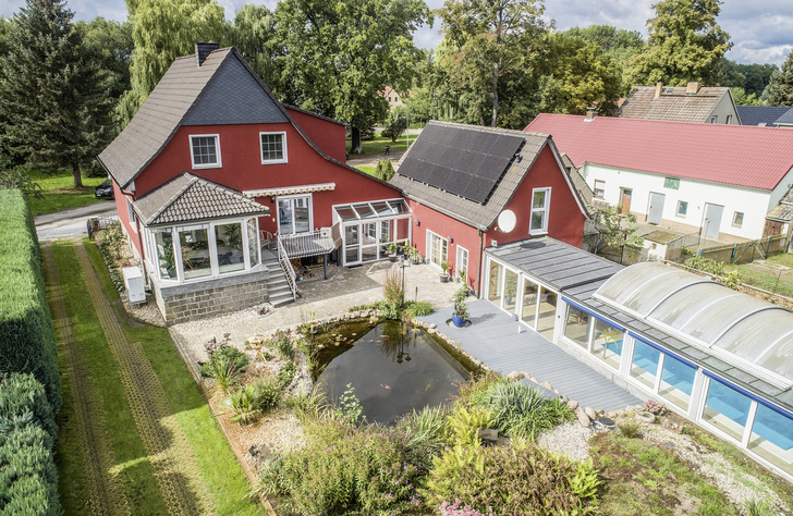 Das große Wohngebäude von Familie Richter steht im brandenburgischen Jannowitz und verfügt über Sauna, Pool, Carport und Teich. - © Bild: Solarwatt
