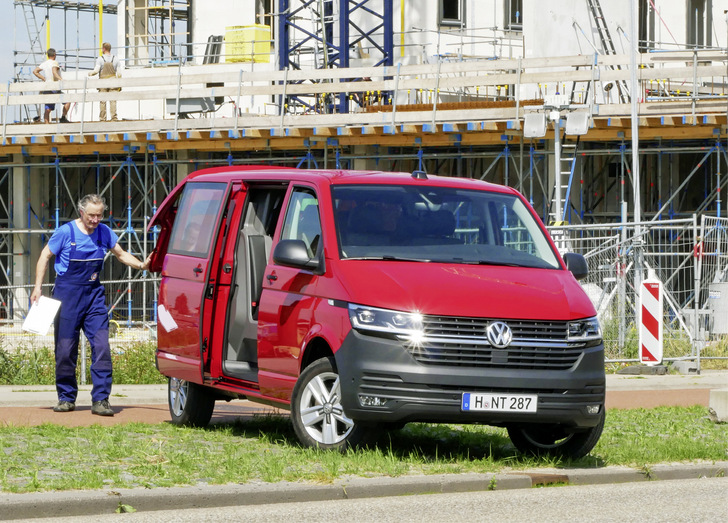 Vertrauter Bestseller: Der kompakte Transporter VW T 6.1, auch Bulli genannt, wird nur noch einige Monate produziert. Interessenten können weiterhin auf Lagerbestände der Händler zugreifen. - © Bild: Thomas Dietrich
