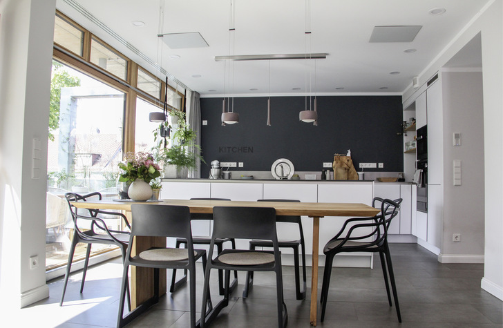 A Nach Auffassung der IG Infrarot ist die Zeit reif für Gebäudekonzepte mit Infrarotheizungen. Ausgewählte Beispiele, wie diese Wohnküche im Projekt K76, bestätigen die Praxistauglichkeit. Aus wissenschaftlicher Sicht scheint diese Perspektive noch unsicher zu sein. - © Bild: werk.um Architekten A Nach Auffassung der IG Infrarot ist die Zeit reif für Gebäudekonzepte mit Infrarotheizungen. Ausgewählte Beispiele, wie diese Wohnküche im Projekt K76, bestätigen die Praxistauglichkeit. Aus wissenschaftlicher Sicht scheint diese Perspektive noch unsicher zu sein.