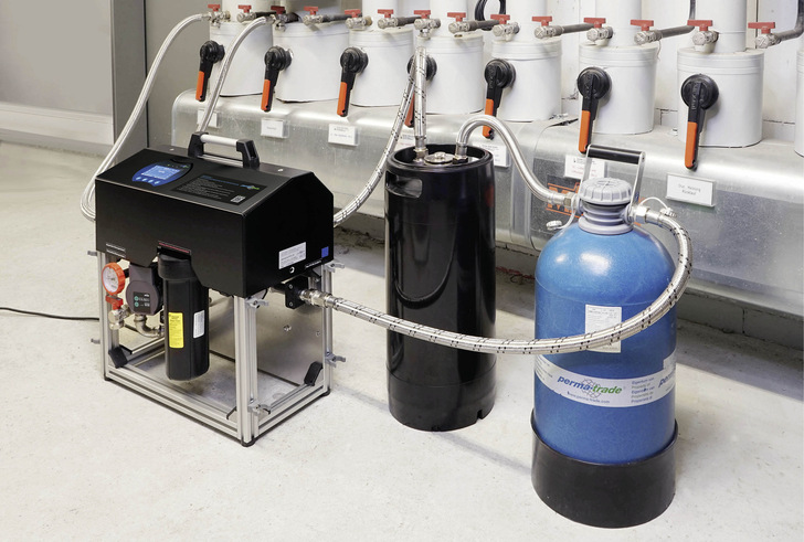 Mit der Sauerstoffzehrpatrone, wie z. B. der OxRed von perma-trade, kann nach Art einer „Filterpatrone“ der im Anlagenwasser gelöste Sauerstoff direkt beim Hindurchströmen eliminiert und auf diese Weise Korrosionsproblemen entgegenwirkt werden.