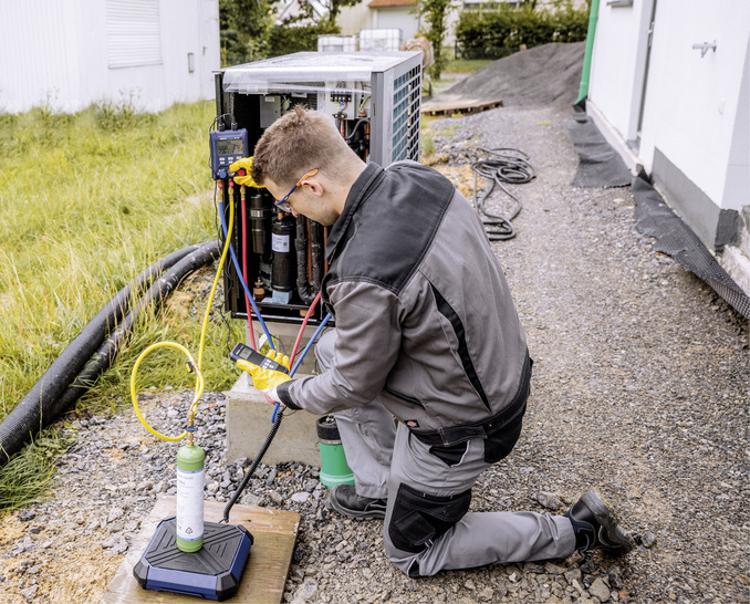 Die robuste Kältemittelwaage Wöhler RS 400 ist bestens für die Anwendung vor Ort geeignet.