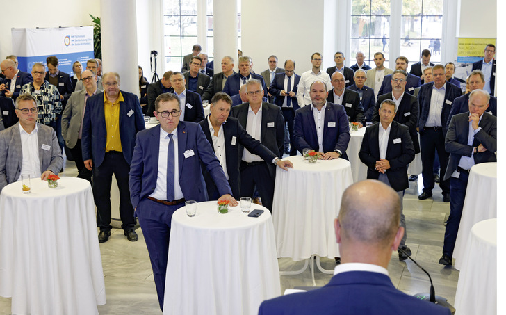  Trotz Bahnstreiks tauschten sich rund 100 Anwesende im Neuen Schloss in Stuttgart zum Zustand der SHK-Branche aus.